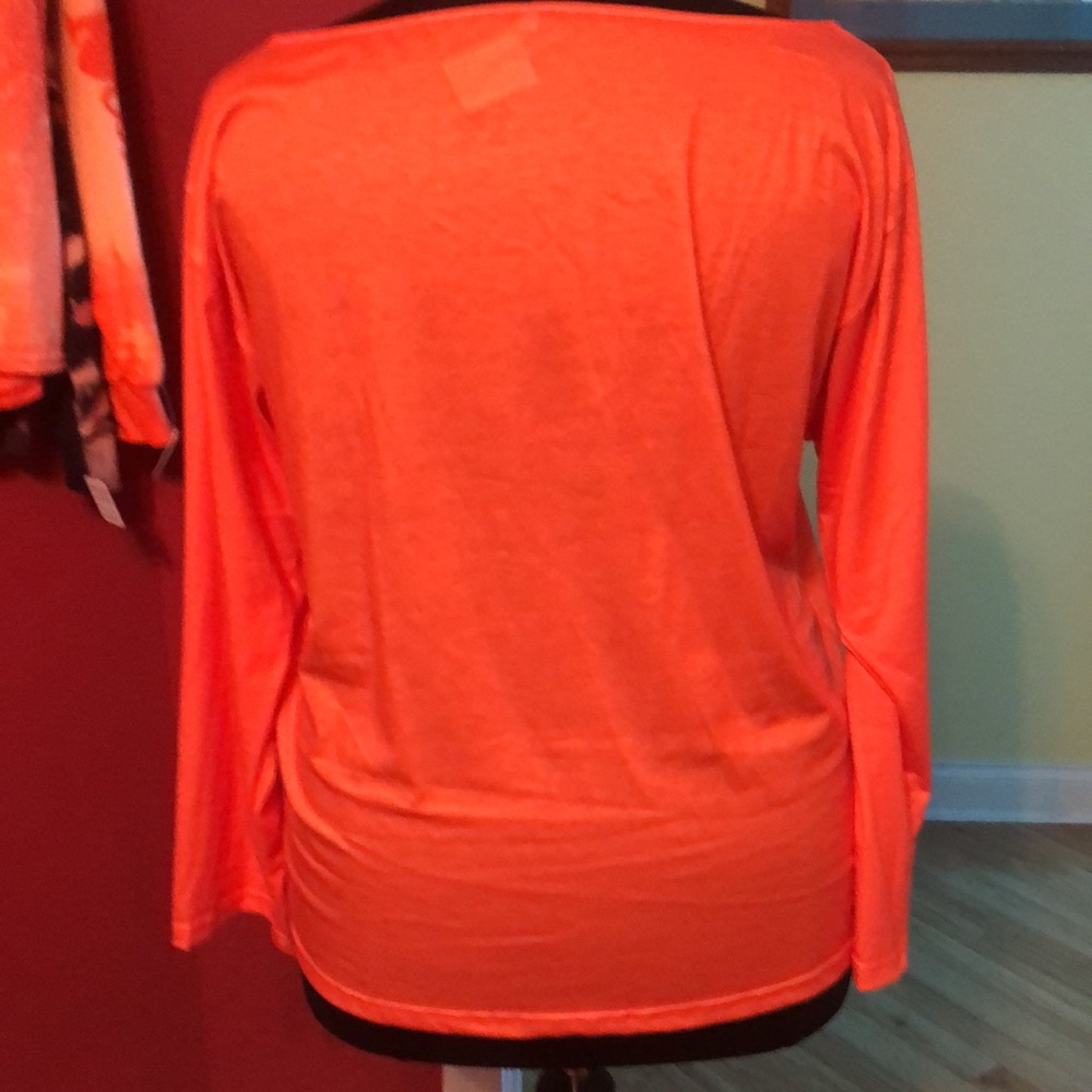 NWT Spring V Line Top - Picture 2 of 4